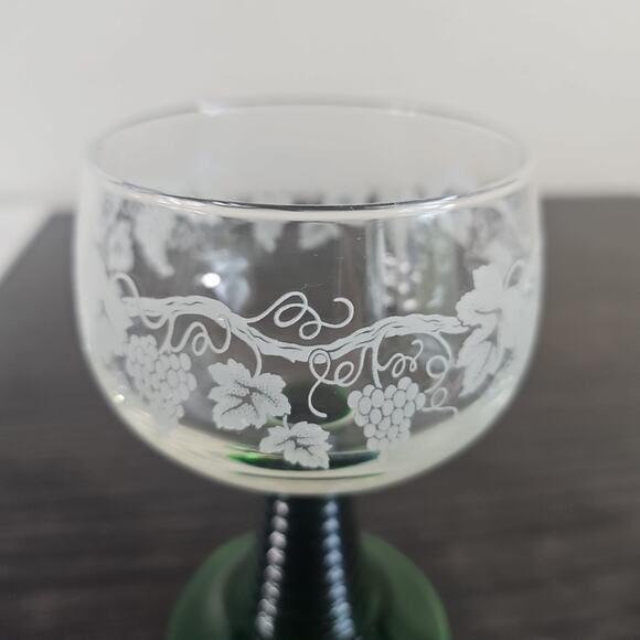 Vtg Luminarc Roemer Wine Glass 5 1/2" Etched Grapes Beehive Green Stem France - Picture 3 of 8
